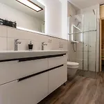 Apartmenthaus Waldstrasse 49 *